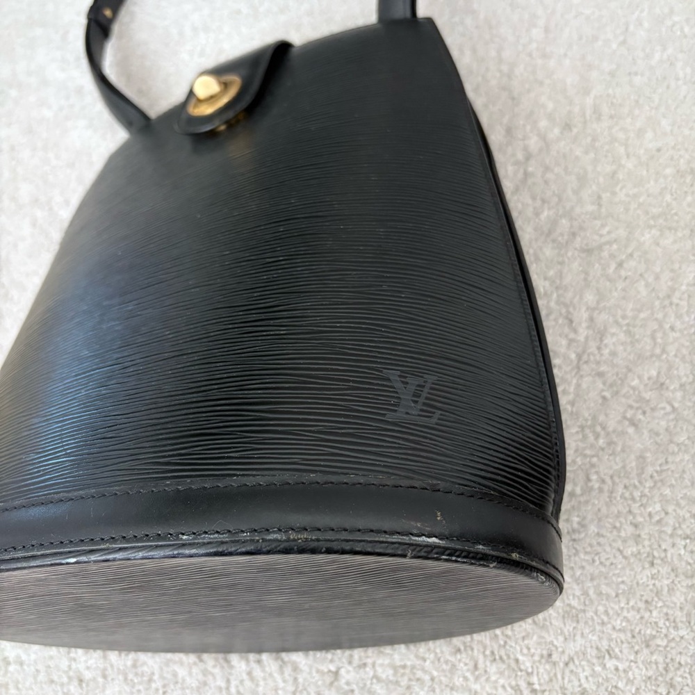 Louis Vuitton Epi Cluny Black Leather Bucket Bag - Picture 3 of 12